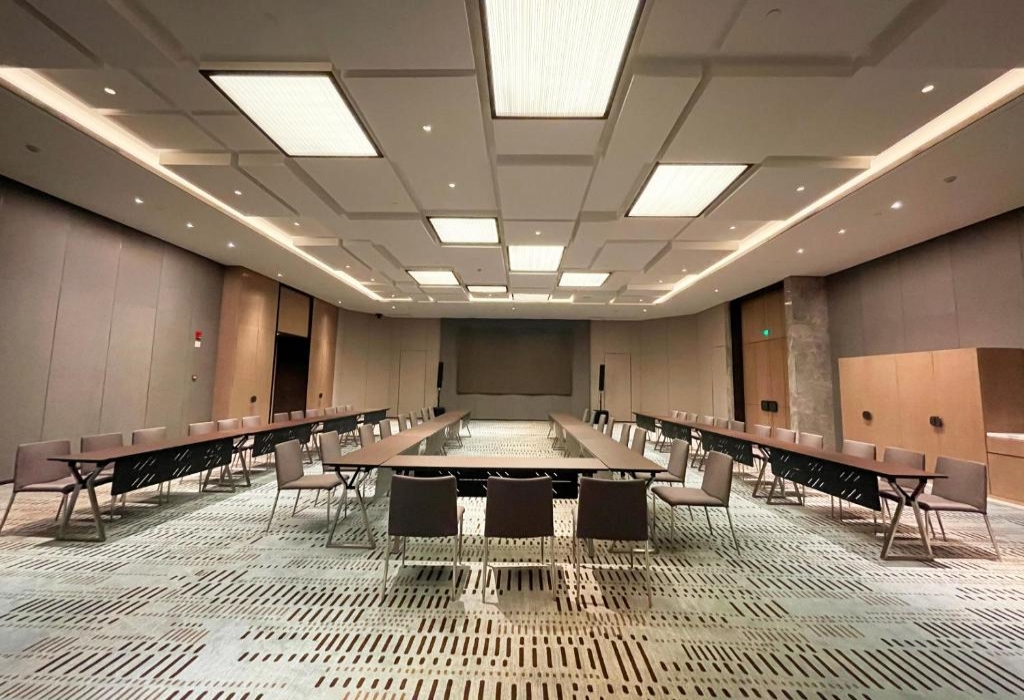 Effortless Mobility Conference Sets: Wineglass-Leg Desks & Stack Smart Chairs(main picture) Effortless Mobility Conference Sets: Wineglass-Leg Desks & Stack Smart Chairs(main picture)