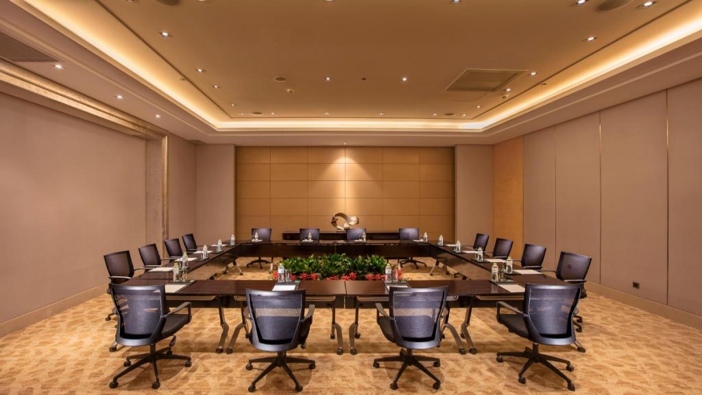Hilton-Approved Conference Sets: Swift Lock Modular Desks & ErgoAir Chairs