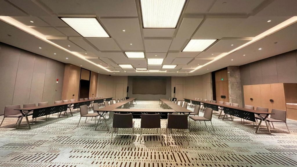 Effortless Mobility Conference Sets: Wineglass-Leg Desks & Stack Smart Chairs